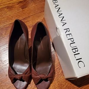 Banana Republic Milanese Peep Brown 6